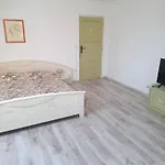 Dom S Vinnou Pivnicou * Hontianske Tesare